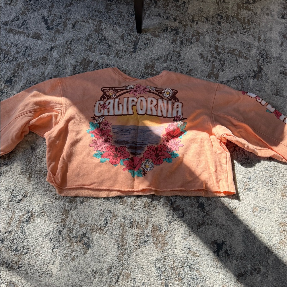 Cropped sweatshirt.